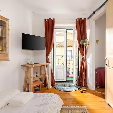Romantic Alfama Balcony - 10 Minutes From Terreiro Do Paco דירה ליסבון